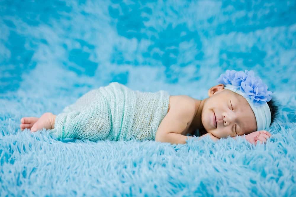睡在毛绒绒地毯上的婴儿。