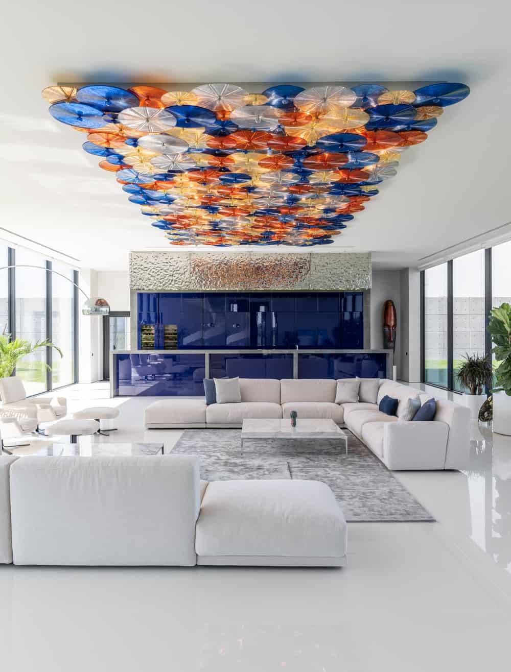 这是房子的客厅，有彩色的天花板，与浅米色的沙发形成对比。