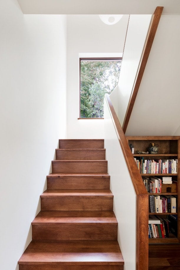 这是一个近距离观察楼梯的木制台阶，与侧面的木制内置架子相匹配。