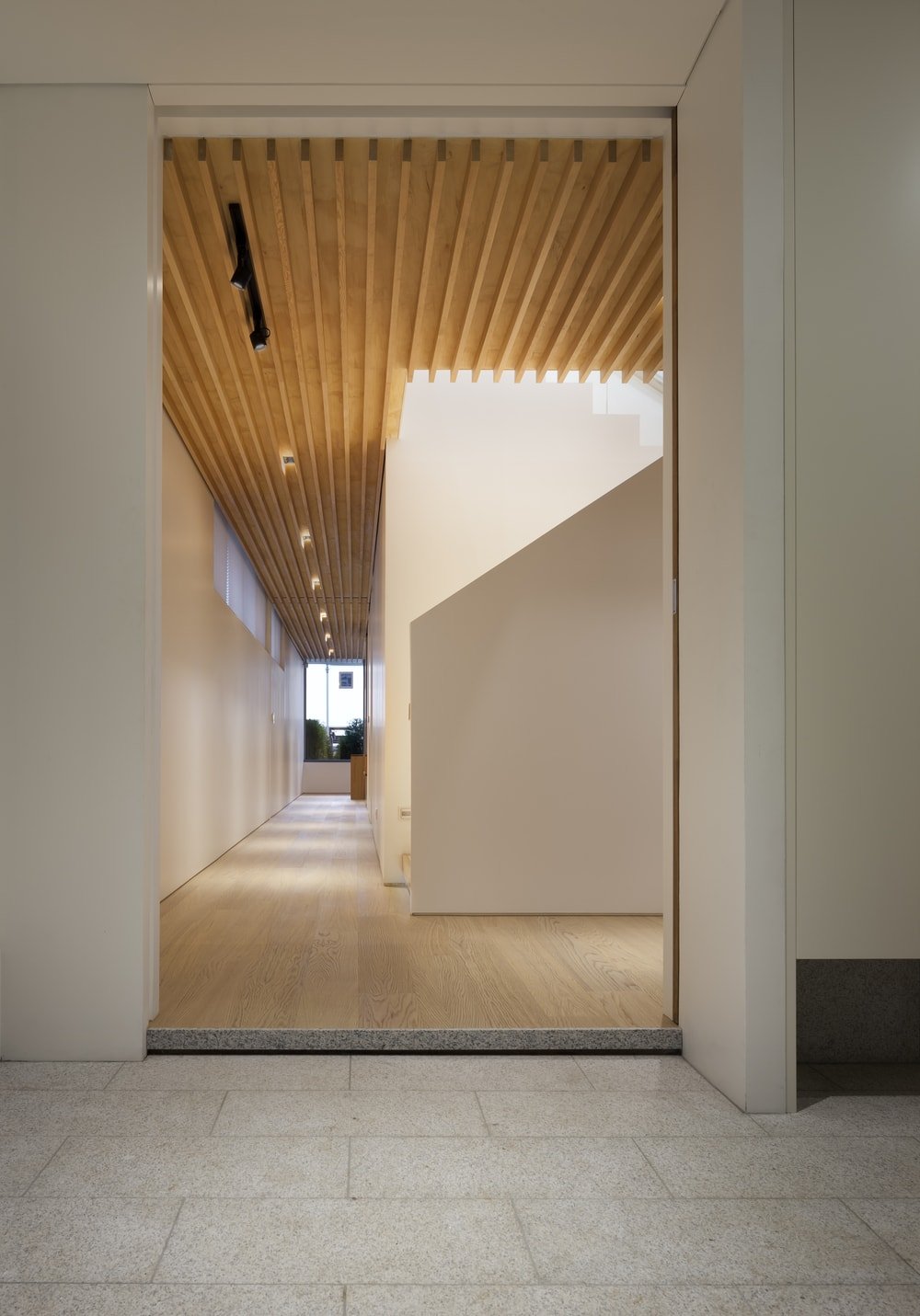 室内景观的特点是木梁天花板和硬木地板上的现代照明。