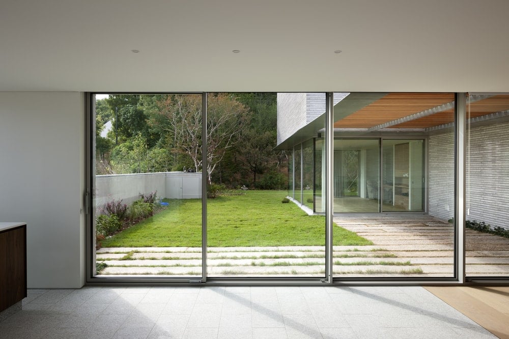 玻璃墙可以收缩，可以打开内部到后院的草坪。