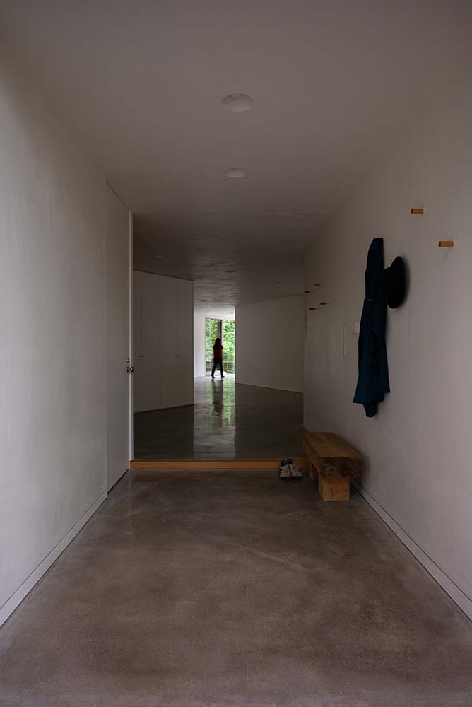 一进入房子，你就会被这个简单的门厅所欢迎，门厅里有一个简单的储藏室，里面有挂在墙上的钩子和木凳。