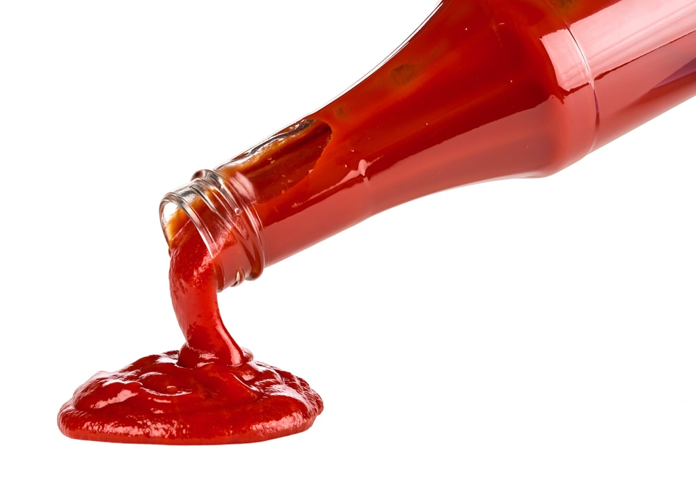 番茄酱从瓶子里倾泻而出。