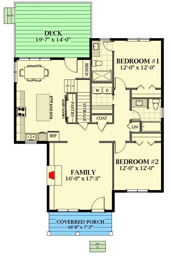 两层两居室乡村小屋的主平面平面图，设有入口门廊，家庭活动室，两卧室，厨房和通往后甲板的用餐区。