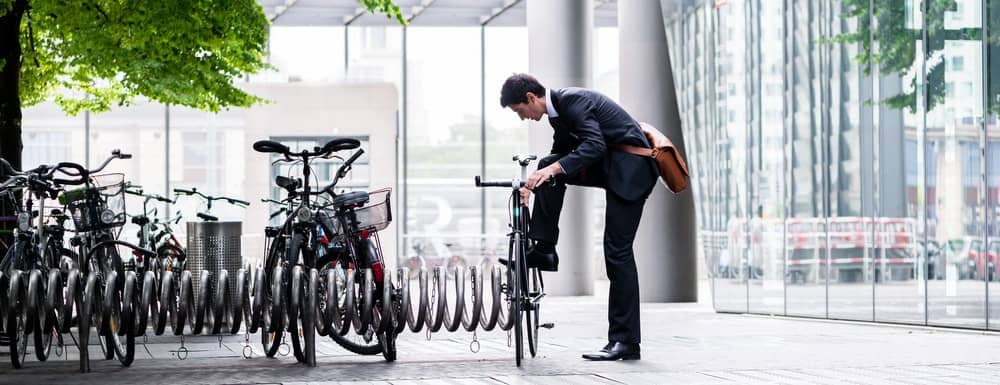 一个男人骑自行车去上班。