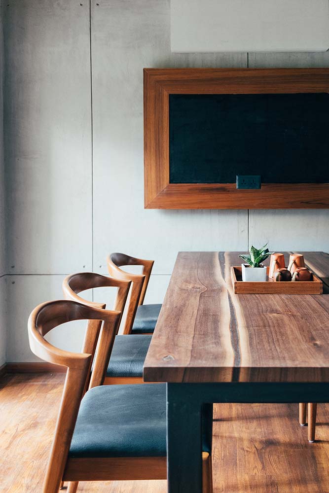 这是一个正式的用餐区，有一个大的矩形餐桌，与硬木地板的色调相匹配。