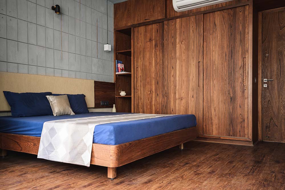 卧室里床的一侧还有大的嵌壁式木橱柜，也与硬木地板相匹配。