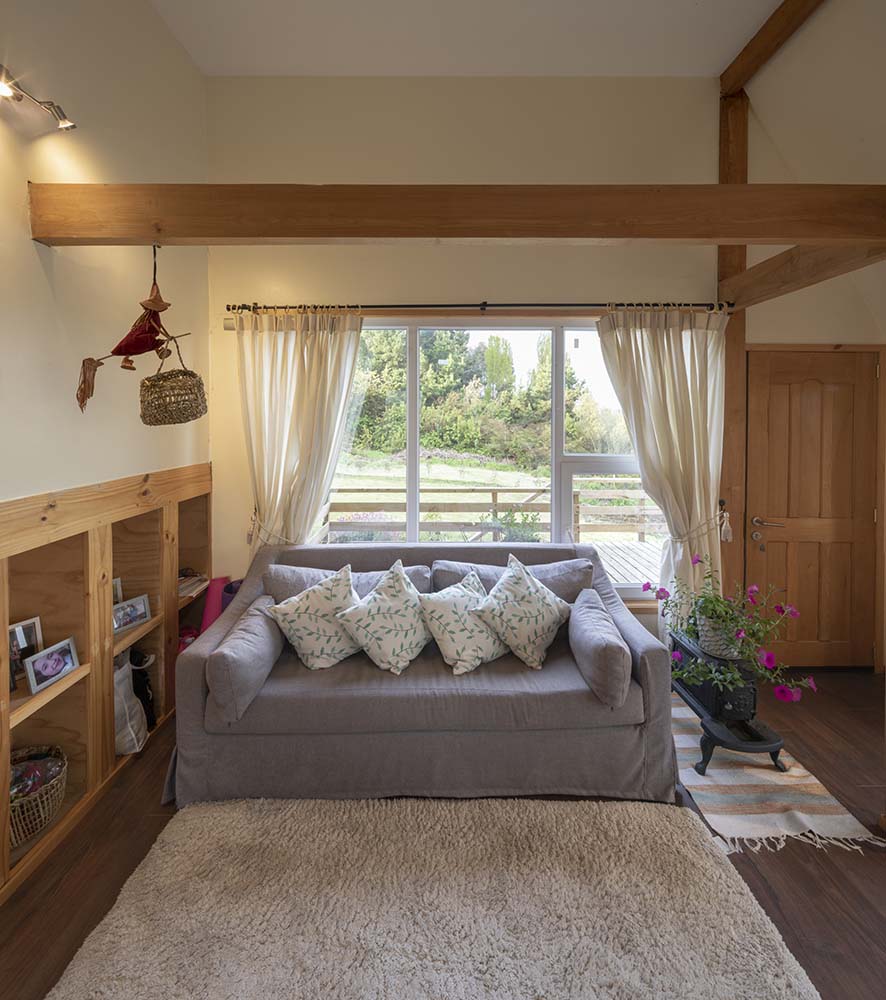 一进入房子，你就会受到这个简单的门厅的欢迎，门厅里有硬木地板，内置架子旁有舒适的沙发。