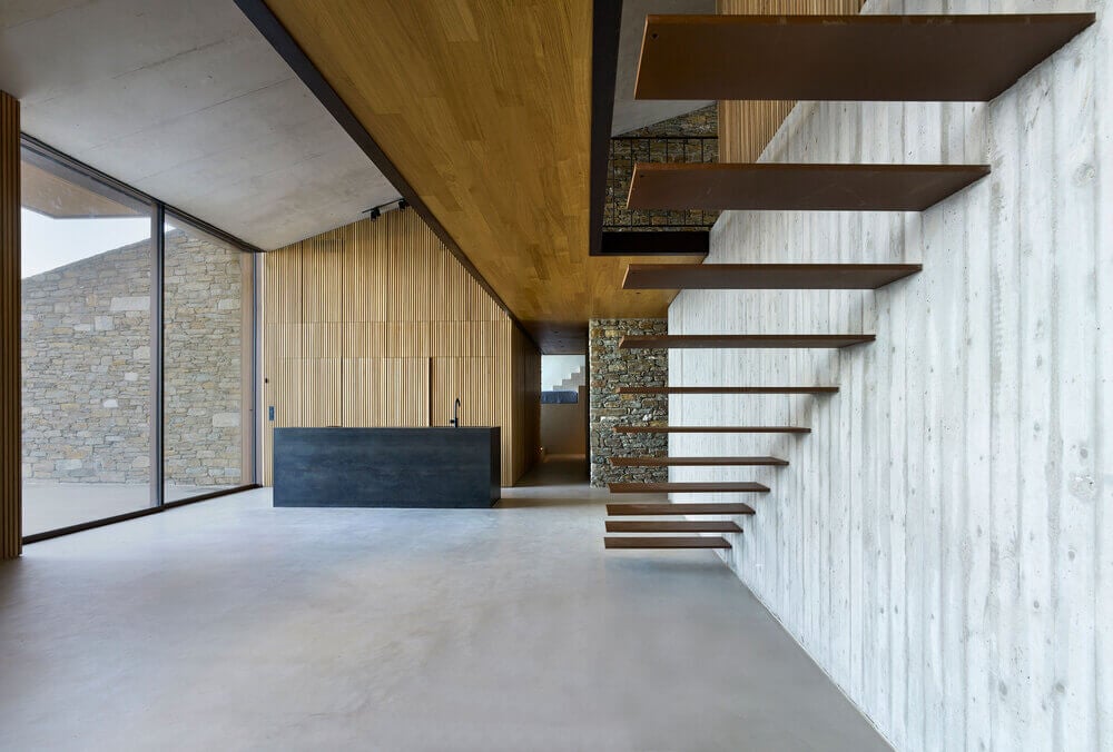 这是一个近距离观察楼梯的木制浮动台阶，与天花板的色调相匹配。