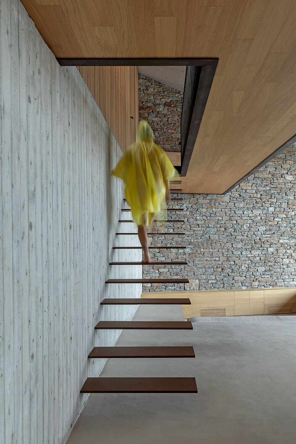 这是从楼梯脚的角度看楼梯，展示了木制台阶和木制天花板。