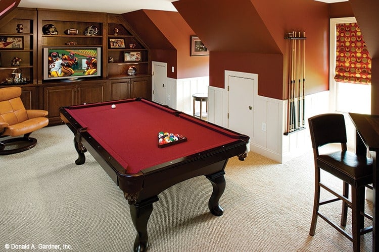 游戏室提供多个休息区，一台电视和一个台球桌。