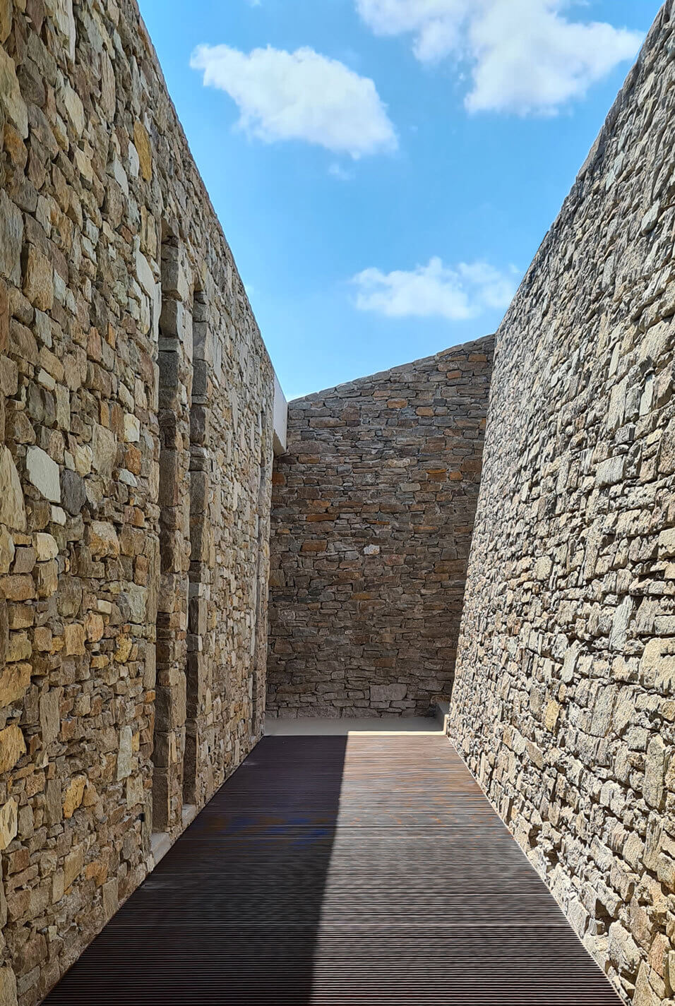 这条走道两侧是高大的土坯砖墙，给人一种质朴的感觉。