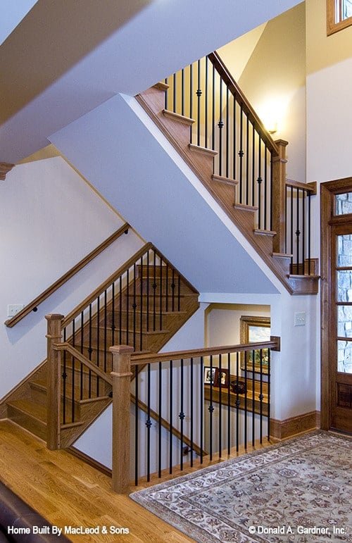 带锻铁栏杆的木制楼梯通往地下室和上层。