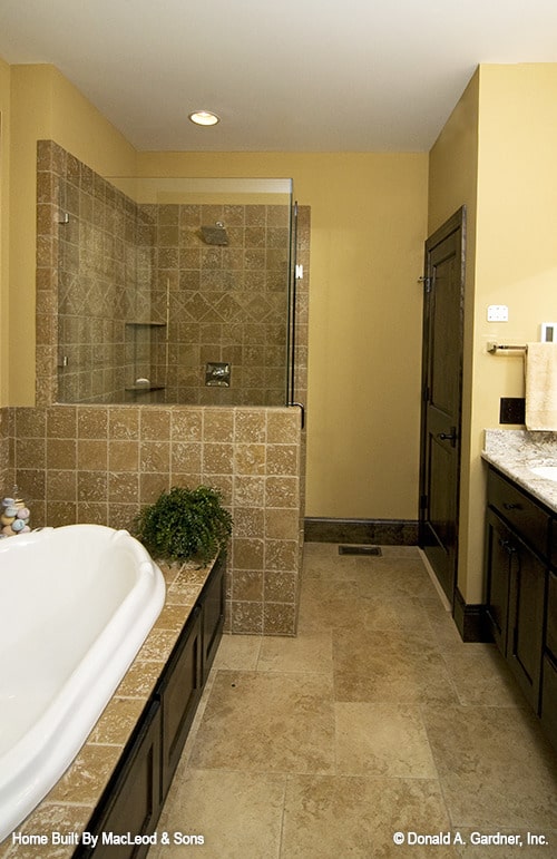 主浴室有木制梳妆台，浴缸和步入式淋浴。