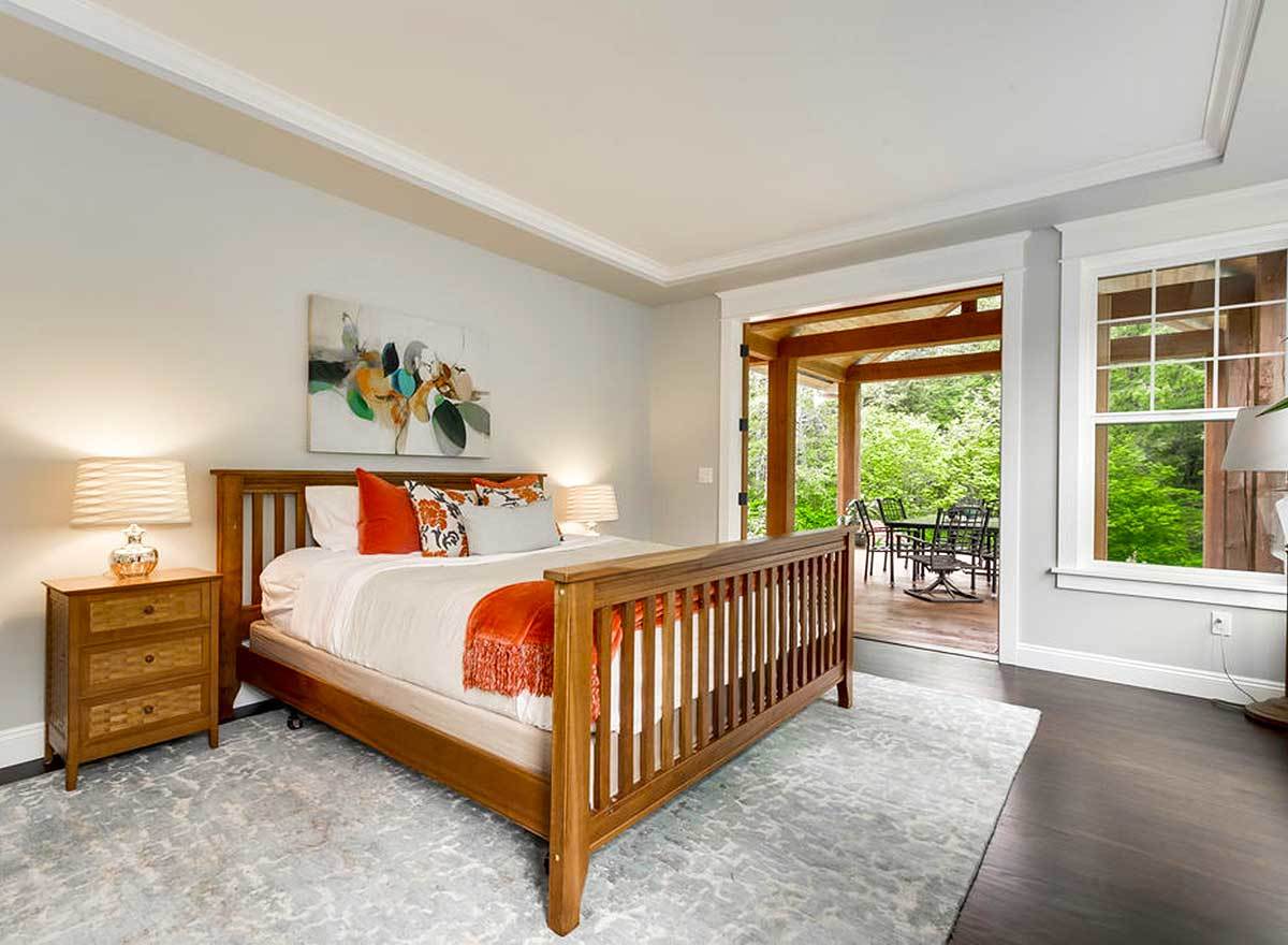 主卧室带托盘天花板，一张木床和私人甲板通道。
