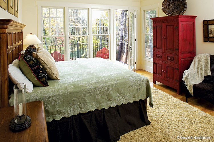 主卧室设有木制家具，休息区和私人甲板。