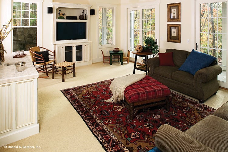 娱乐室有一套经典的沙发，一台电视和一张圆形躺椅。