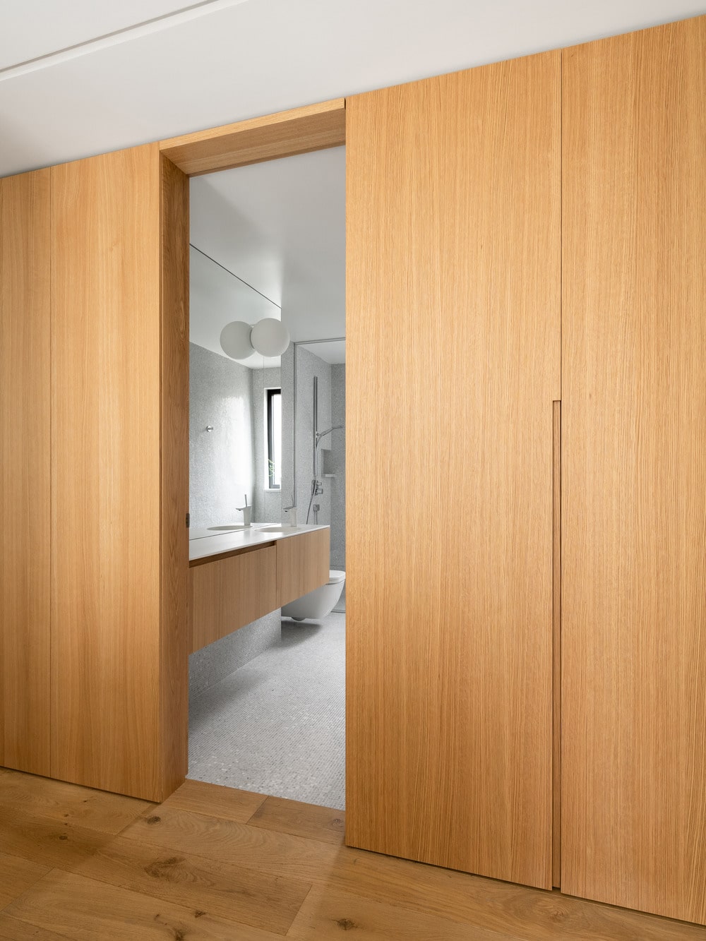 浴室的门打开了虚荣的木质基调一样外面的墙。