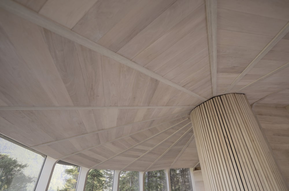 这是一个近距离观察小屋的天花板与轻木制调。