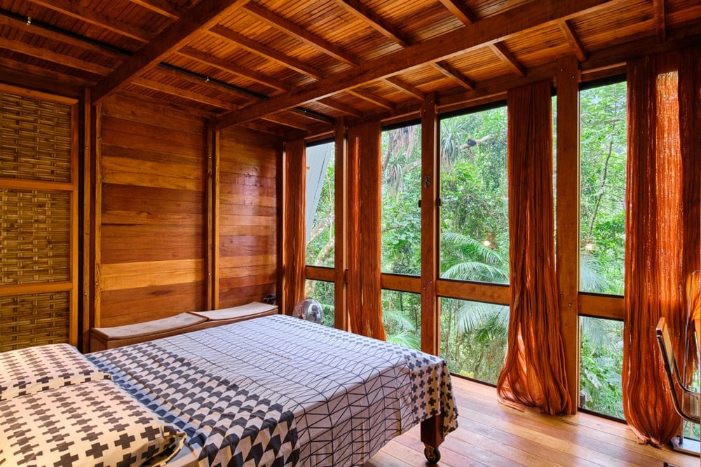 木床顶部有木梁天花板，与墙壁和硬木地板相匹配。