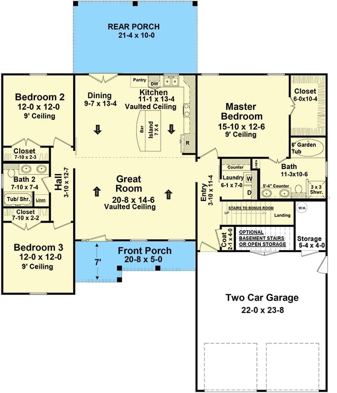 四卧室两层乡村住宅的主平面平面图，前后门廊，大房间，厨房，用餐区，三间卧室和带存储空间的双车库。