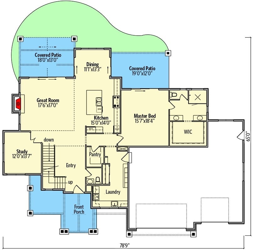 4间卧室的两层楼新美国工匠住宅的主要楼层平面图，设有门厅，大房间，用餐区，厨房，书房，主卧室，洗衣房和大量的室外空间。