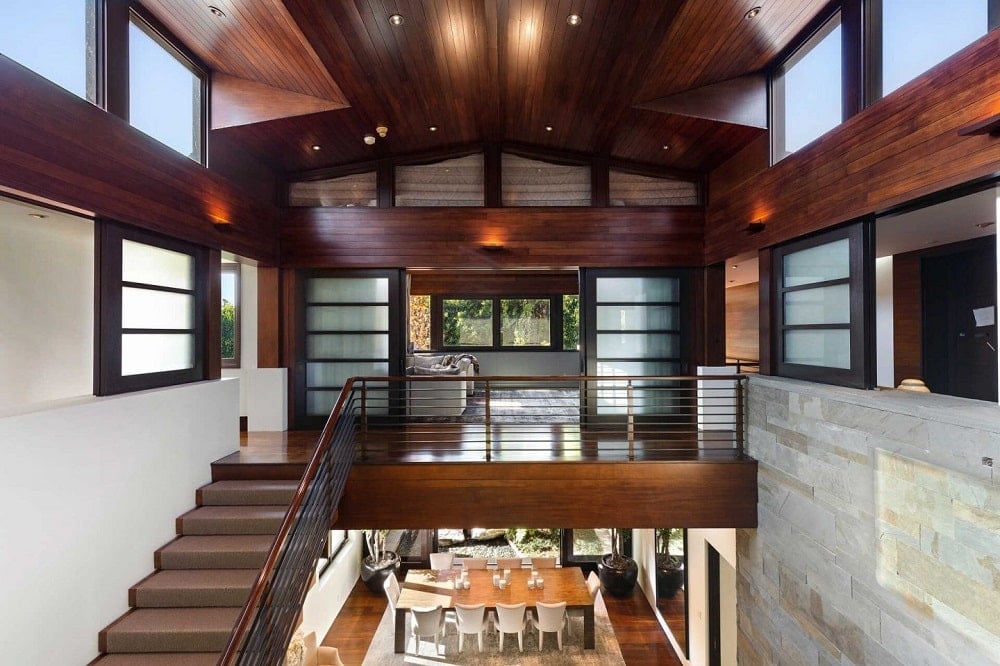 这是客厅上方的二楼平台，深色硬木地板与高高的天花板和楼梯相匹配。图片来自Toptenrealestatedeals.com。