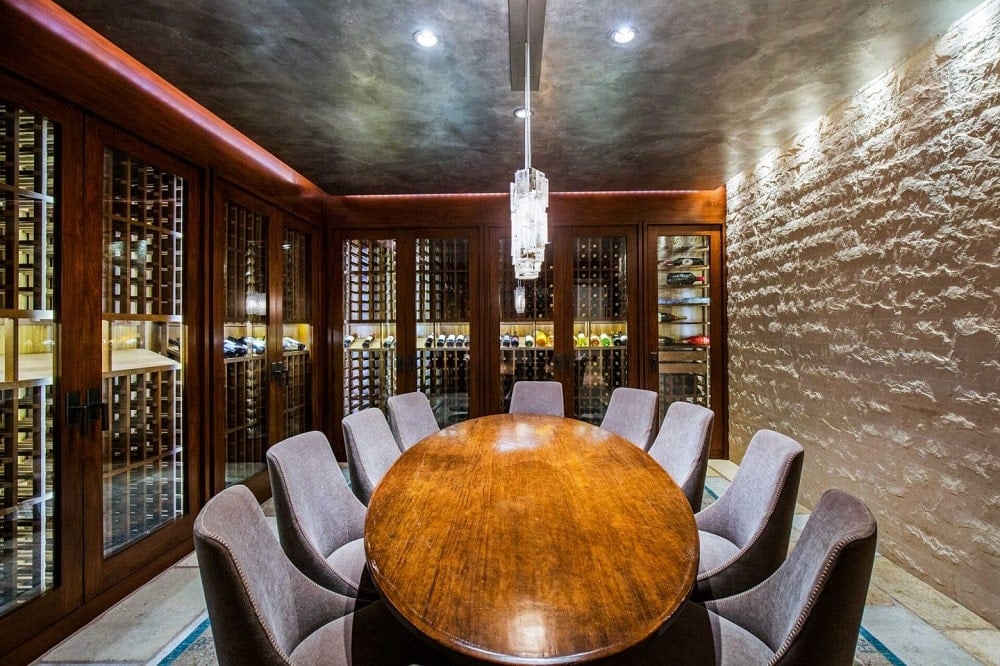 这是酒窖，墙上有内置的酒柜，还有一张长方形的大桌子，供品酒区使用。图片来自Toptenrealestatedeals.com。
