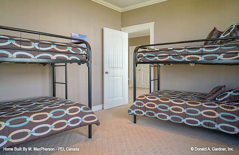 这间卧室提供两张双层床和地毯地板。