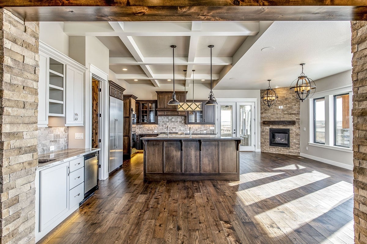 这间厨房里有格子天花板、木制橱柜、一座角落壁炉和充足的柜台空间。