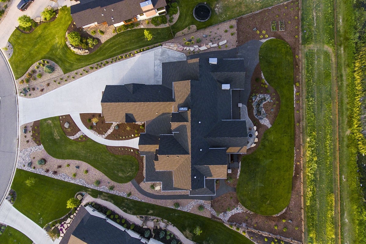 工匠之家的鸟瞰图，显示其翘臀的屋顶和三角形的地段。