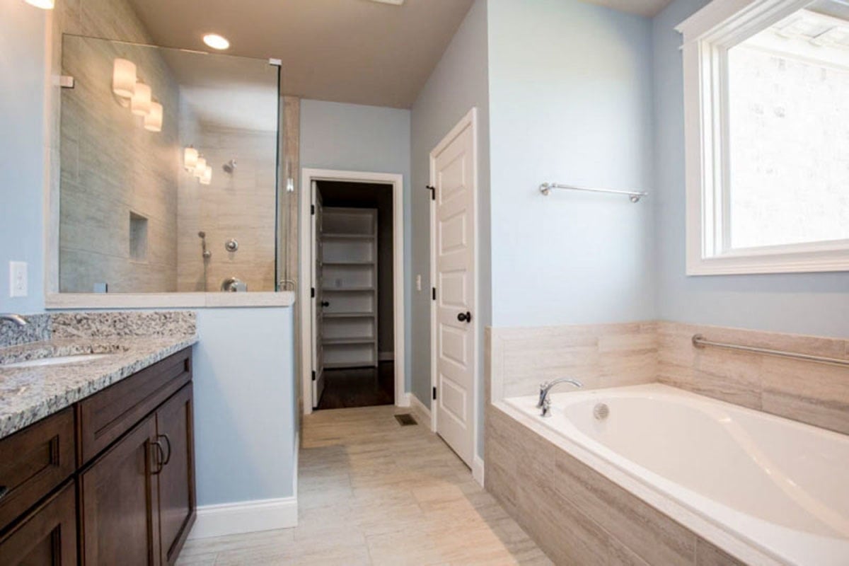 主浴室配备了双虚荣,深浸浴缸,独立的淋浴,卫生间的房间,和一个大壁橱。