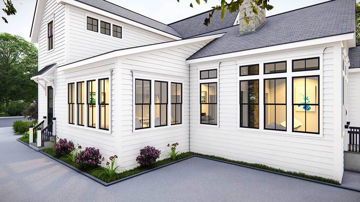 房子装饰着白色的水平壁板和瓦片屋顶。