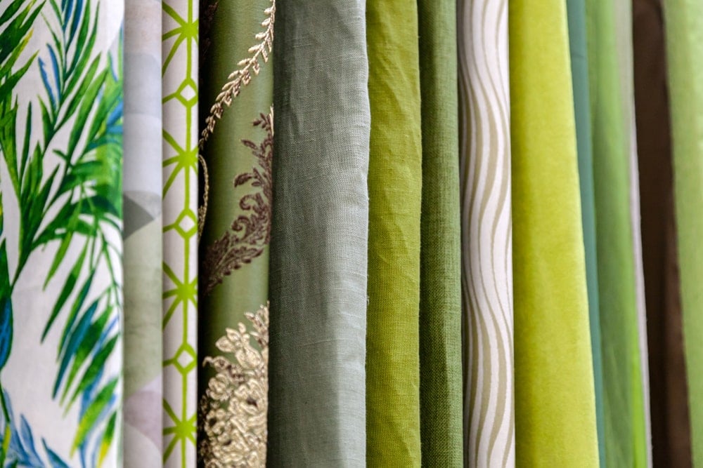 这是近距离观察各种绿色色调的纯棉窗帘。