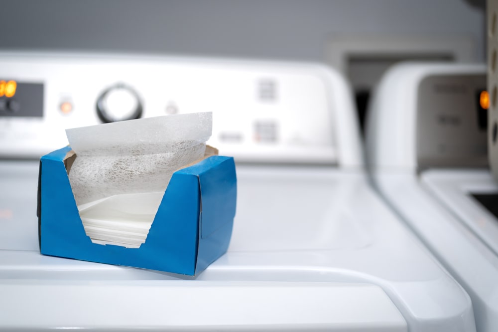仔细观察洗衣机上的织物柔顺剂片。