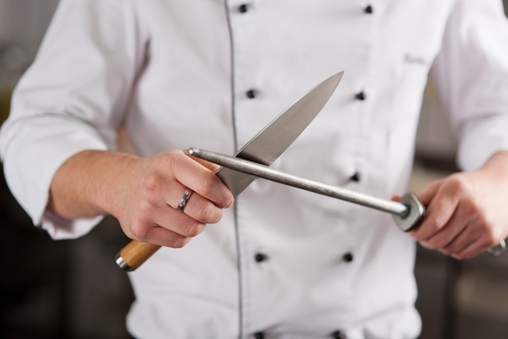 厨师用钢磨刀。