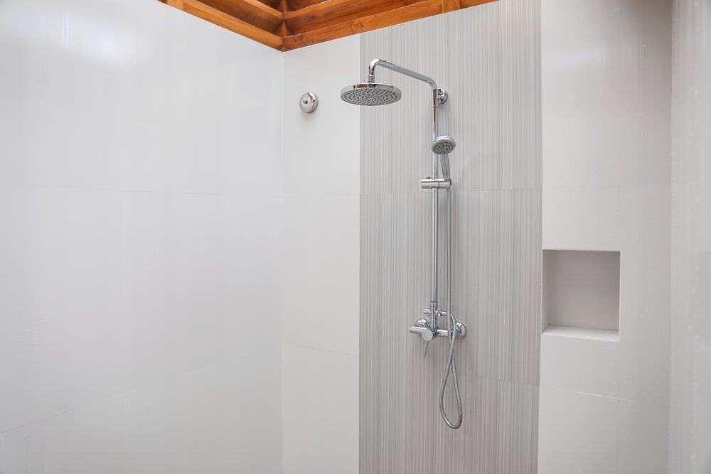 现代浴室内部镀铬淋浴喷头。