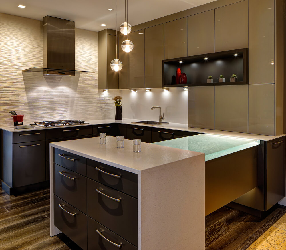 玻璃球吊坠和嵌入式灯设置了一个舒适的氛围，这个超现代的厨房。