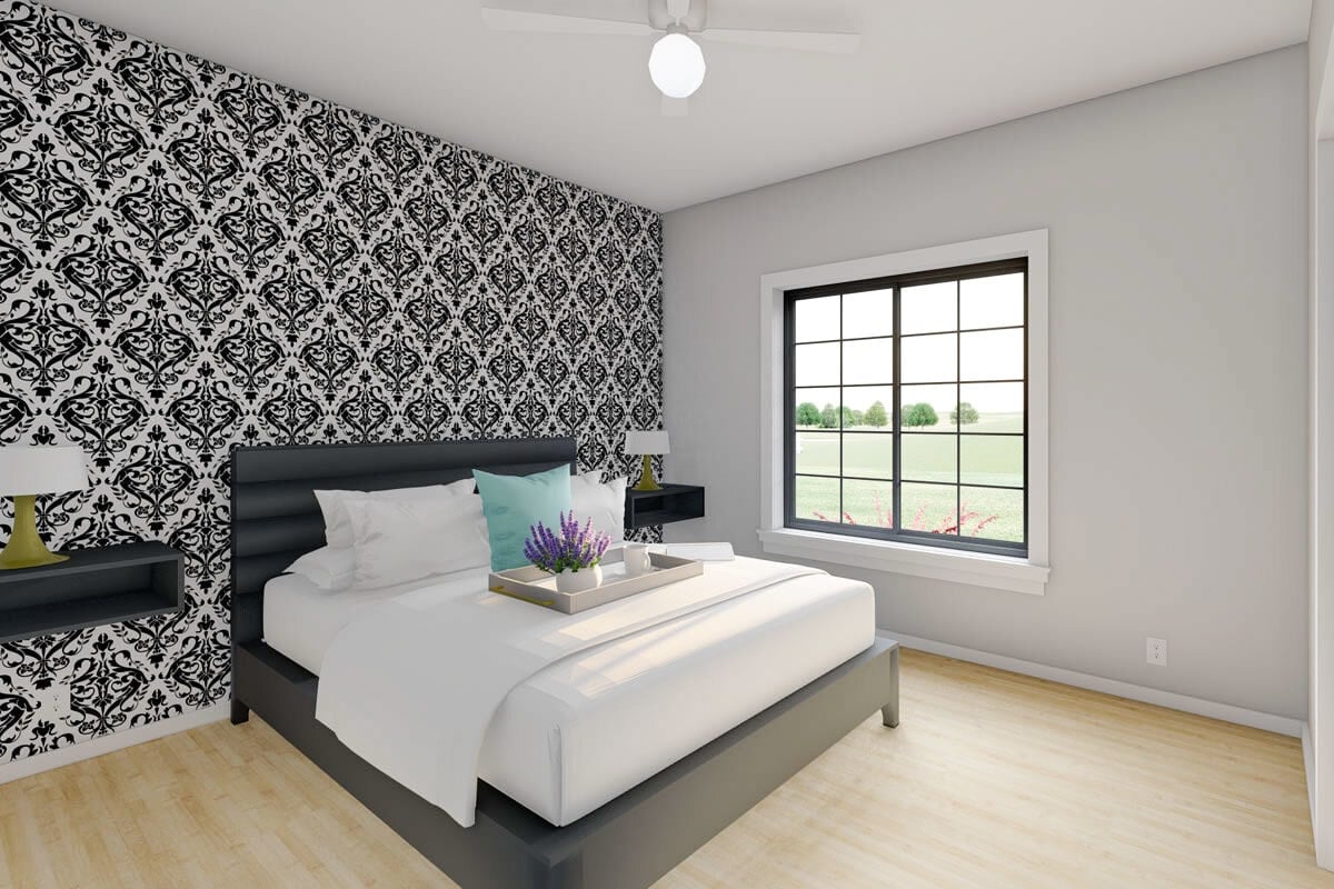 主卧室有一张舒适的床，浮动的床头柜和黑色图案的壁纸。