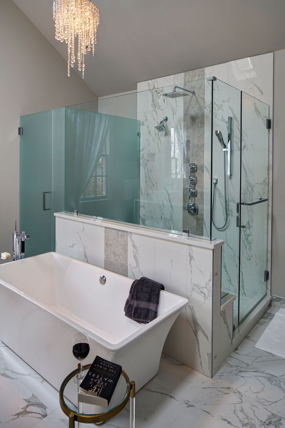 独立式浴缸、步入式淋浴间和用磨砂玻璃板包裹的卫生间完成了现代主浴室。