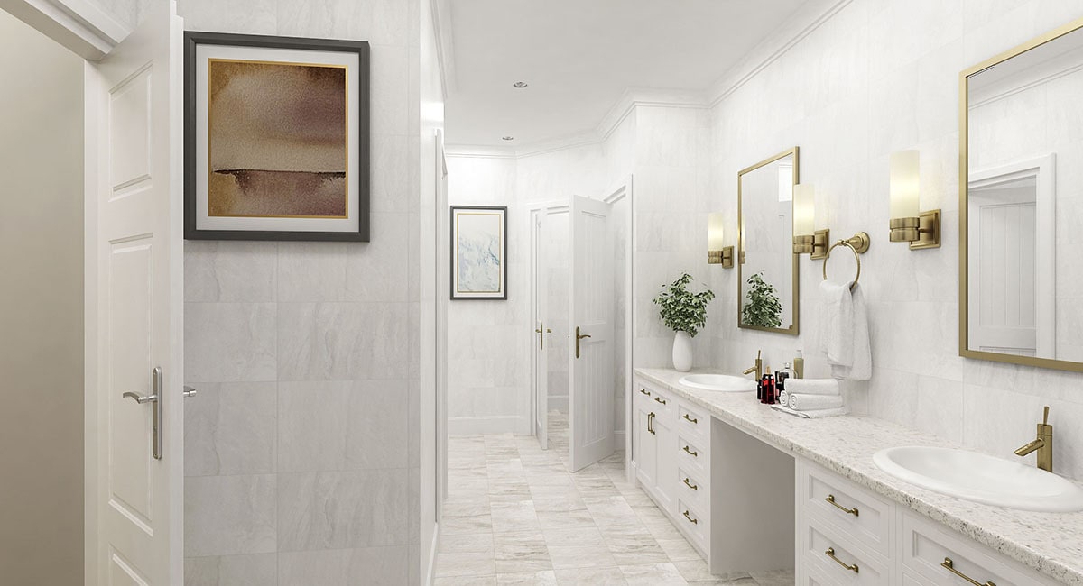 主浴室铺着白色大理石瓷砖地板，墙壁上装饰着黄铜固定装置。