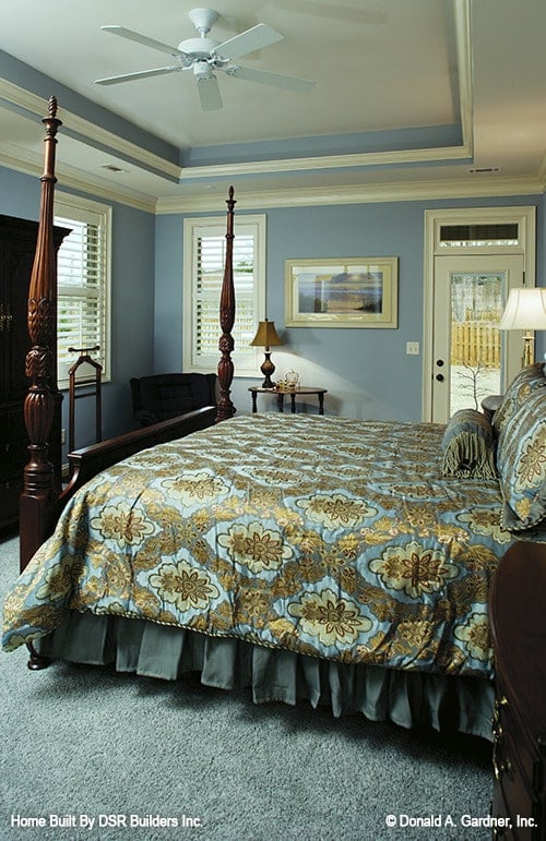 主卧室以令人惊叹的托盘天花板、蓝色墙壁和四柱床为特色。