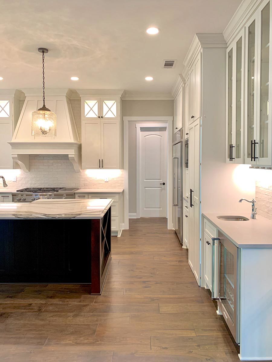 白色木板地板软化了厨房的原始白色方案。