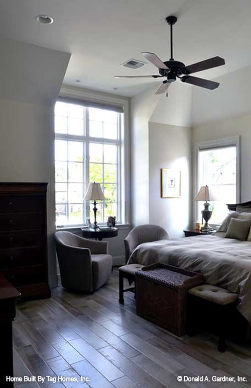 主卧室设有拱形天花板，休息区和舒适的床，并配有簇绒长椅。