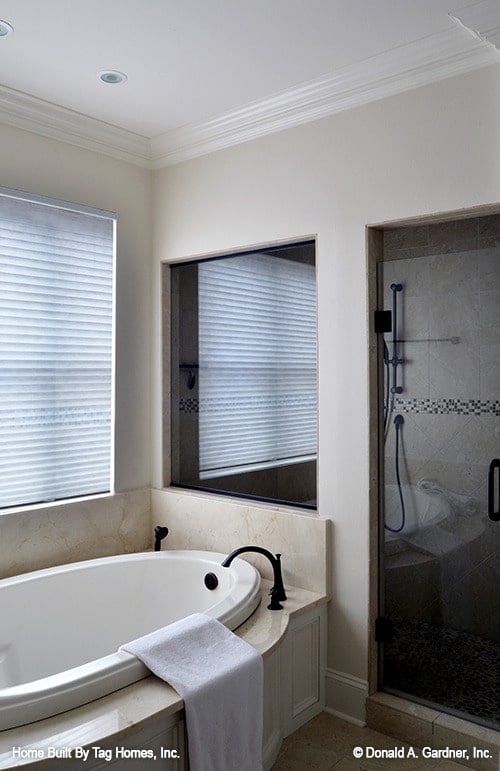 主浴室设有一间可入式浴缸和一间带玻璃窗和门的步入式淋浴间。