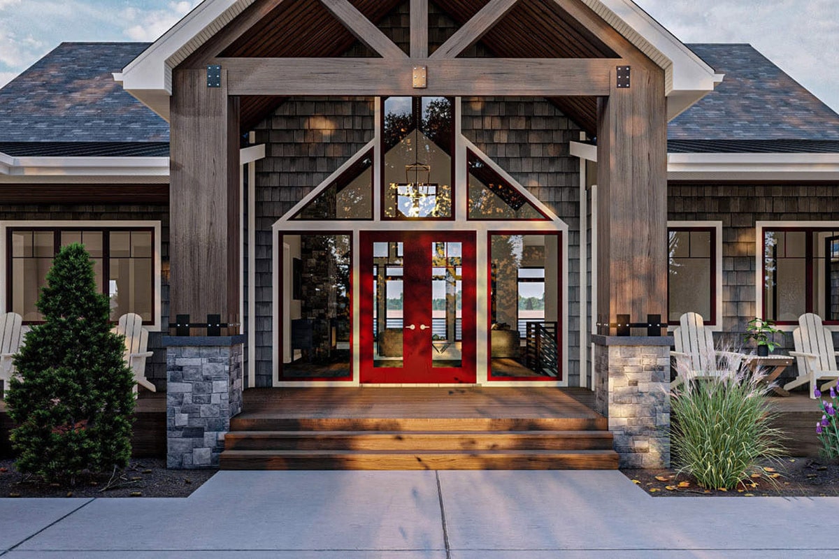住宅入口有质朴的木材和一扇红色的法式前门，在玻璃和木瓦的映衬下格外显眼。