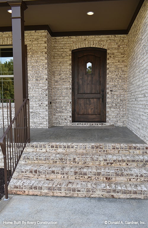 前廊包括一处石头门廊和一扇木门。