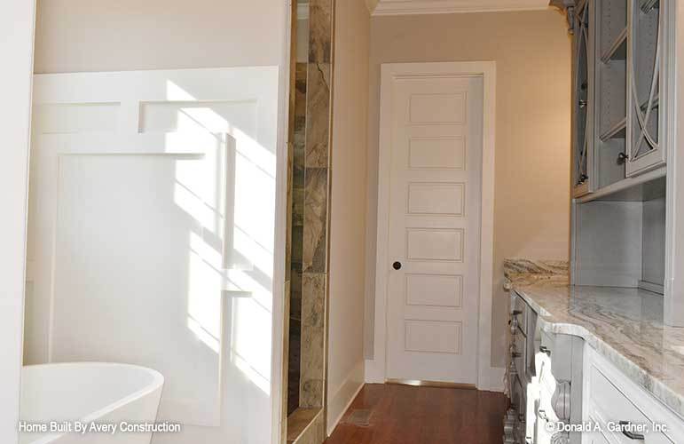 主浴室提供一个卫生间，步入式淋浴，一个独立的浴缸，和一个大理石顶部的梳妆台。