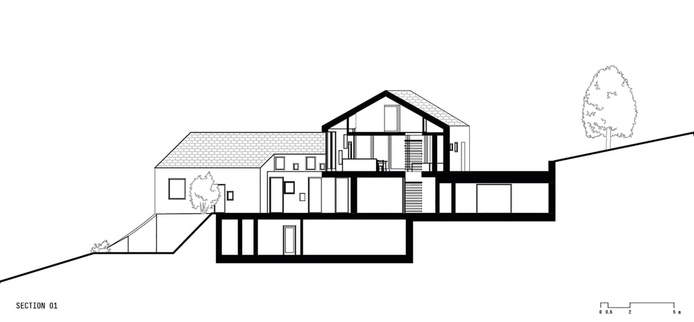 这是房子的标高和周围地形和结构的说明。