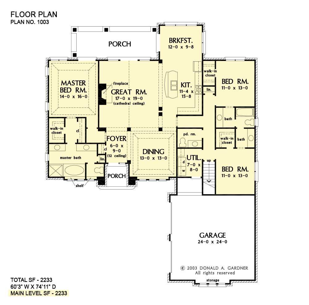 4间卧室的两层现代农舍的主要楼层平面图，带有前后门廊，门厅，正式餐厅，大房间，带早餐角的厨房和通往车库的杂物间。